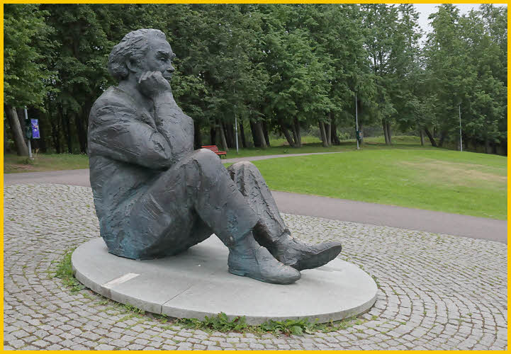 Gustav Ernesaks Statue